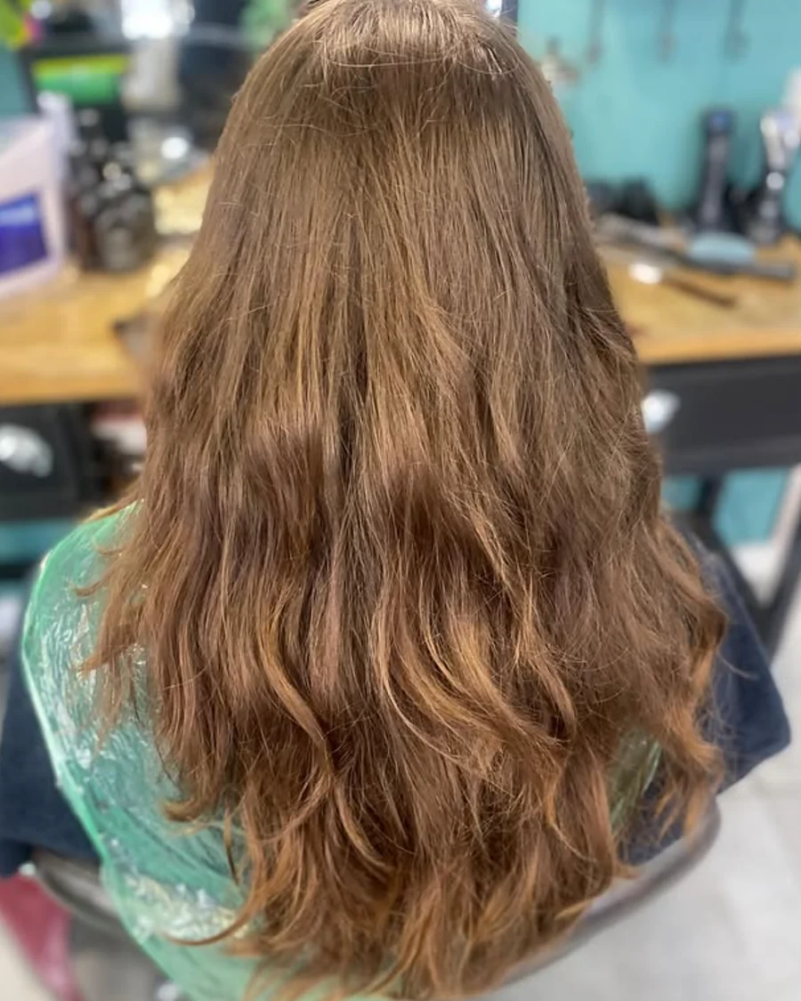 Avant : cheveux châtains ternes, avant la coloration au Comptoir des Couleurs à Dunkerque