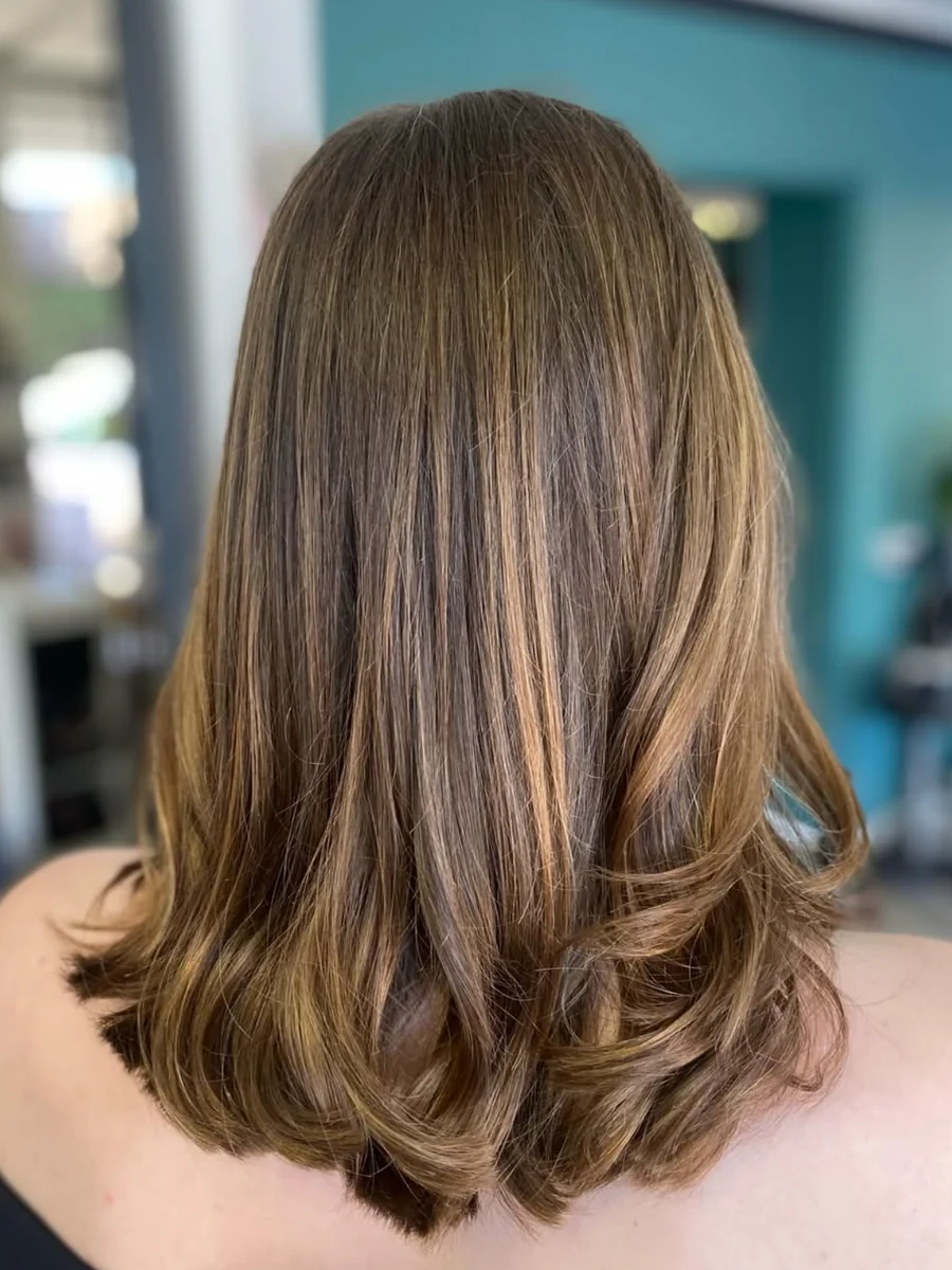 Balayage caramel miel réalisé par le coloriste du Comptoir des Couleurs à Dunkerque