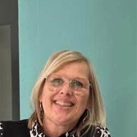 Corinne, coiffeuse au Comptoir des Couleurs à Dunkerque