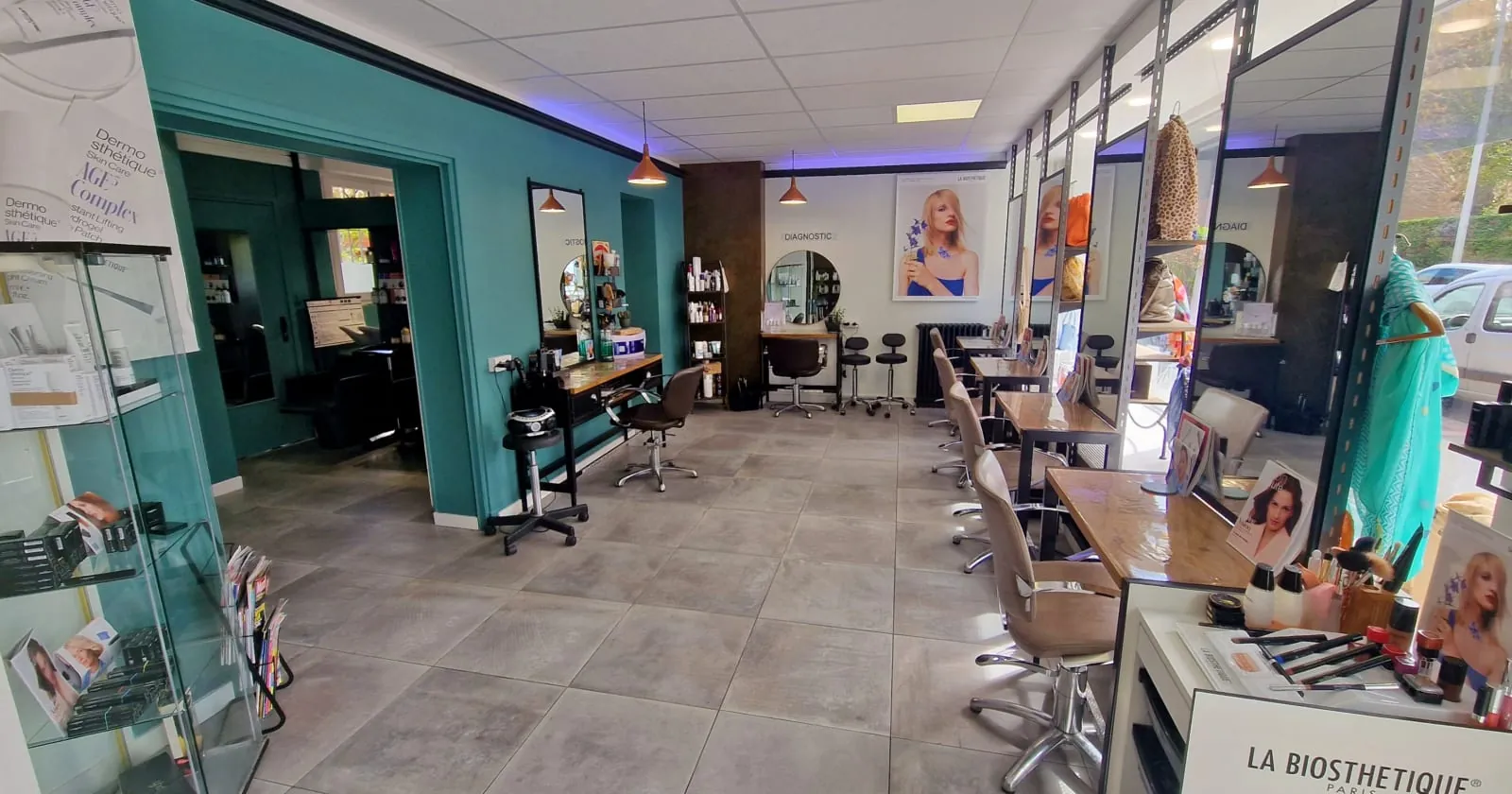 Intérieur du salon Comptoir des Couleurs — coiffeur coloriste à Dunkerque